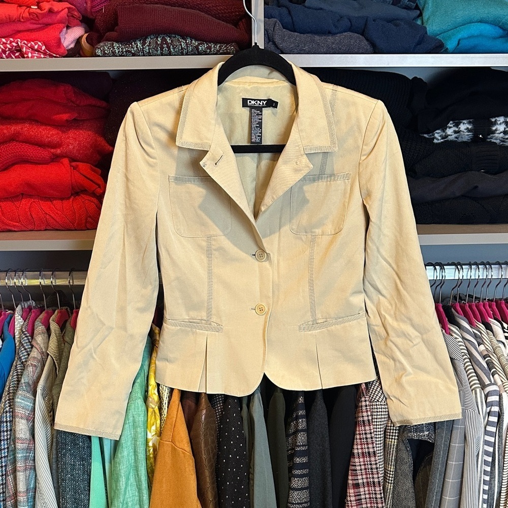 DKNY tan silk blend 4 pocket 4 button closure blazer size 2